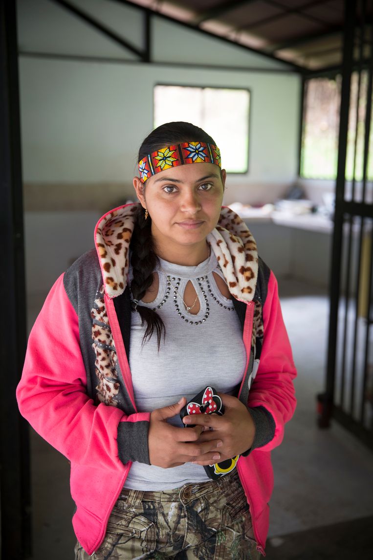 Een voormalige Farc-rebel in het kamp bij Ituango. Beeld arie kievit
