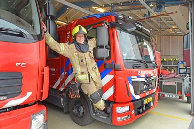 Doordeweeks staat Joan achter de draaibank, in het weekend blust hij branden