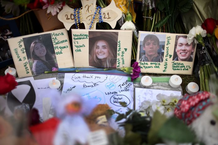 Een eerbetoon aan de dodelijke slachtoffers van de schietpartij op een school in Oxford, Michigan.