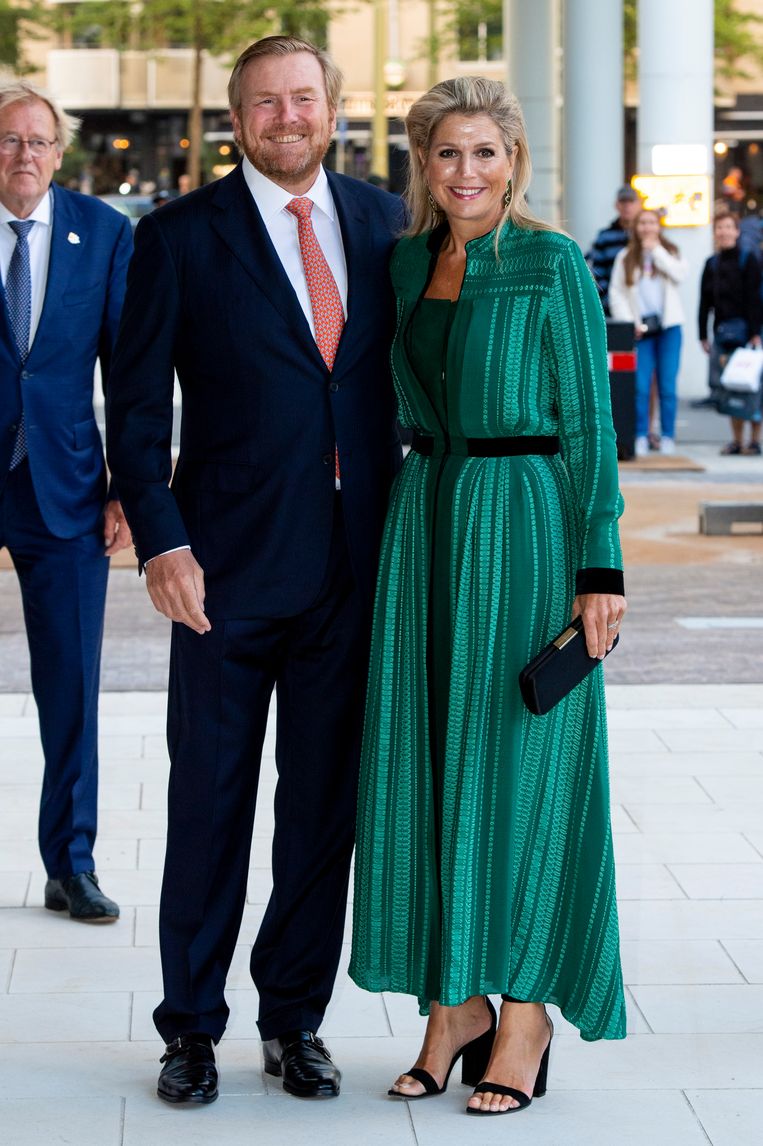Koningin Máxima brengt bezoek aan cultuurhuis in elegante, groene zomerjurk Beeld Brunopress/Patrick van Emst