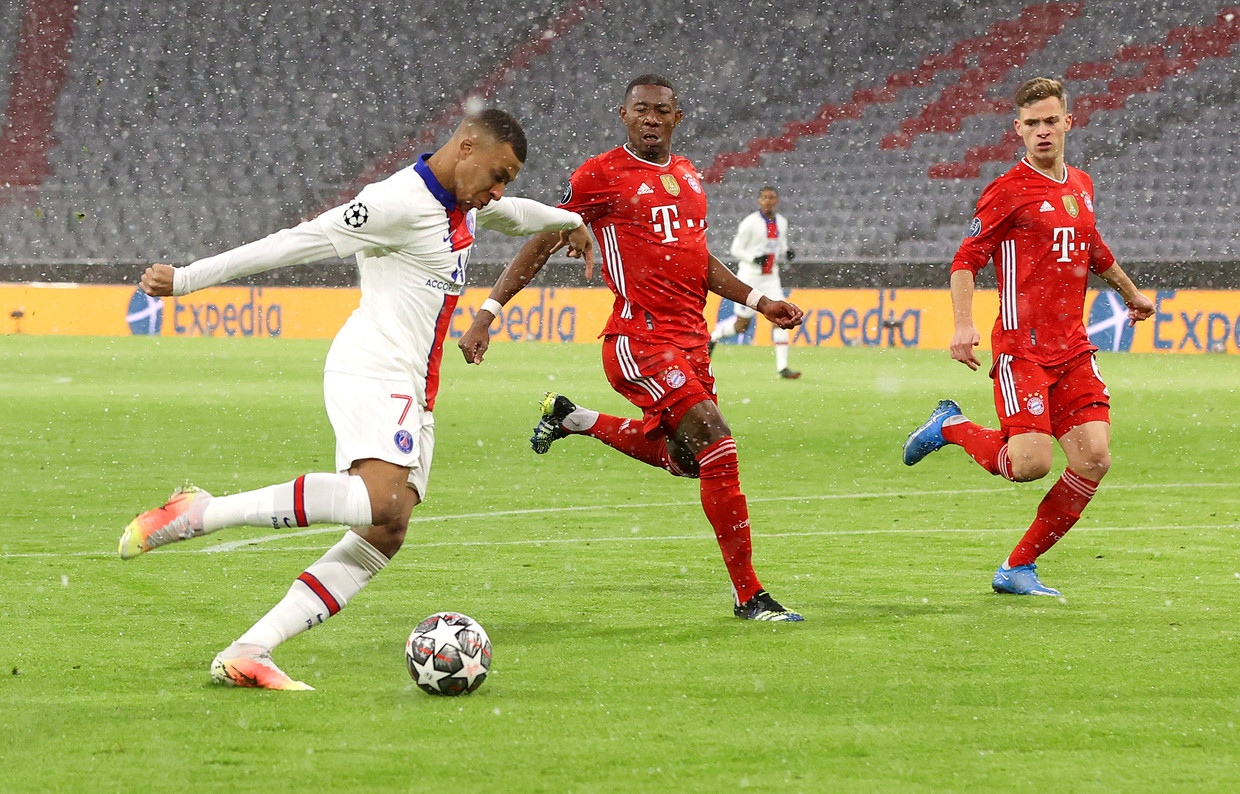 Kylian Mbappe van Paris Saint-Germain scoort de eerste goal tijdens de kwartfinale tegen Bayern München.  Beeld Getty Images