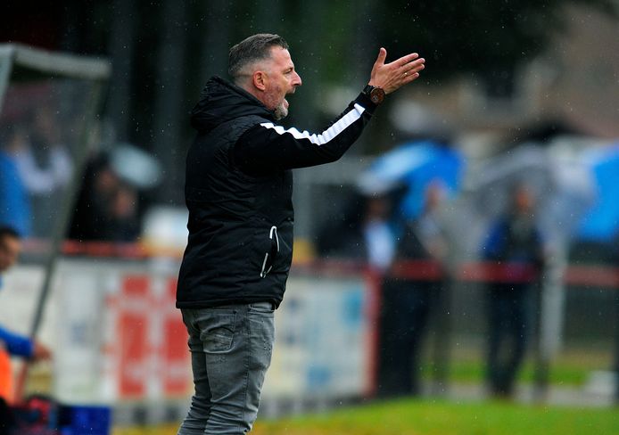 Trainer Edward Knook werd door Lekkerkerk op non-actief gesteld.