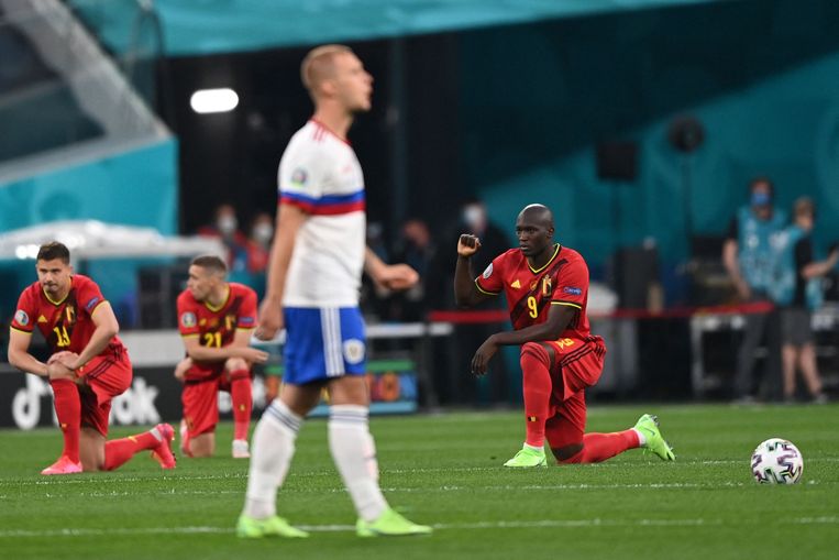 Het Belgisch elftal, met rechts Romelu Lukaku, knielt tegen racisme voor de wedstrijd tegen Rusland.  Beeld AFP