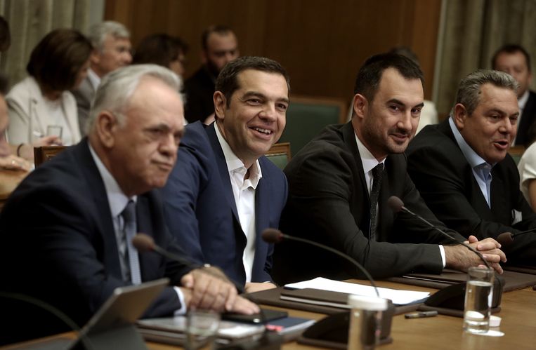De Griekse premier Tsipras met leden van zijn kabinet, onder wie helemaal rechts Panos Kammenos. Beeld EPA