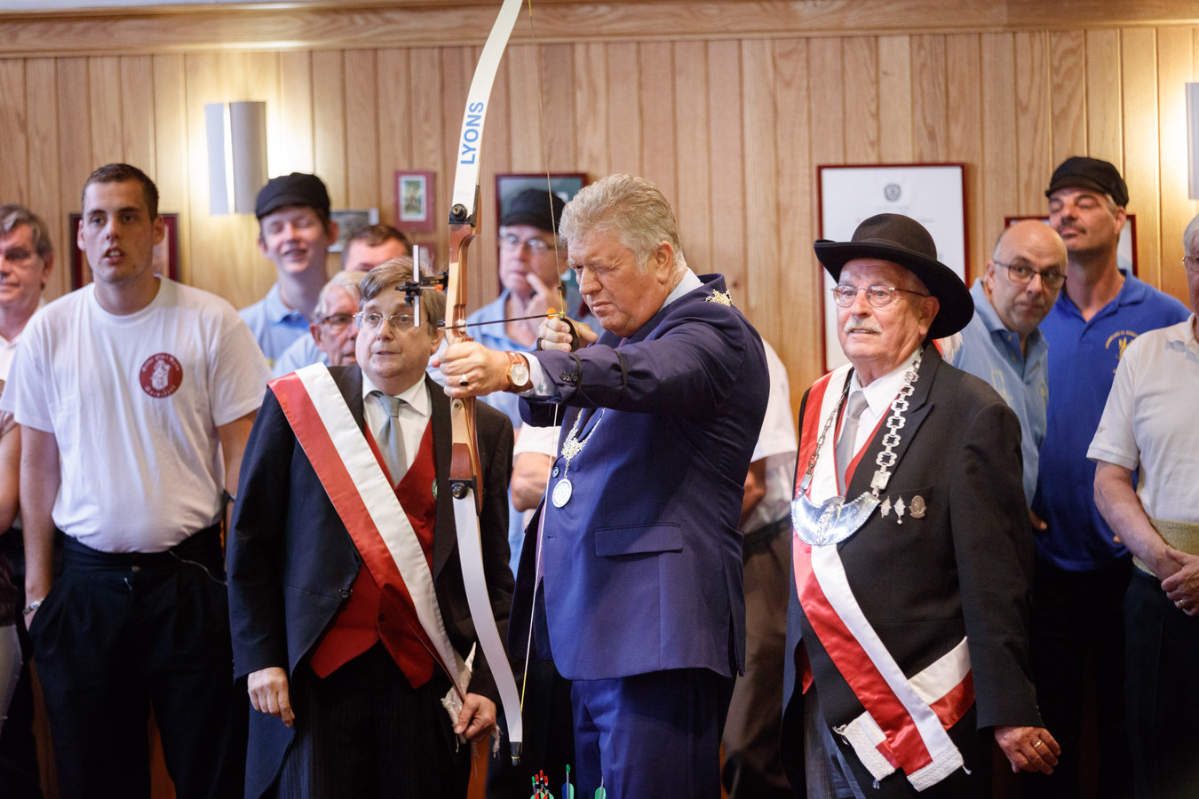 Burgemeester Petter loste het eerste schot tijdens de verschieting in 2016. Rechts van hem hoofdman Thijs van Mourik.