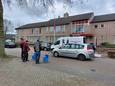 Medewerkers van Belfor gaan aan de slag om de schade van de lekkage in zorgcentrum De Heegt in Geffen zoveel mogelijk te beperken.