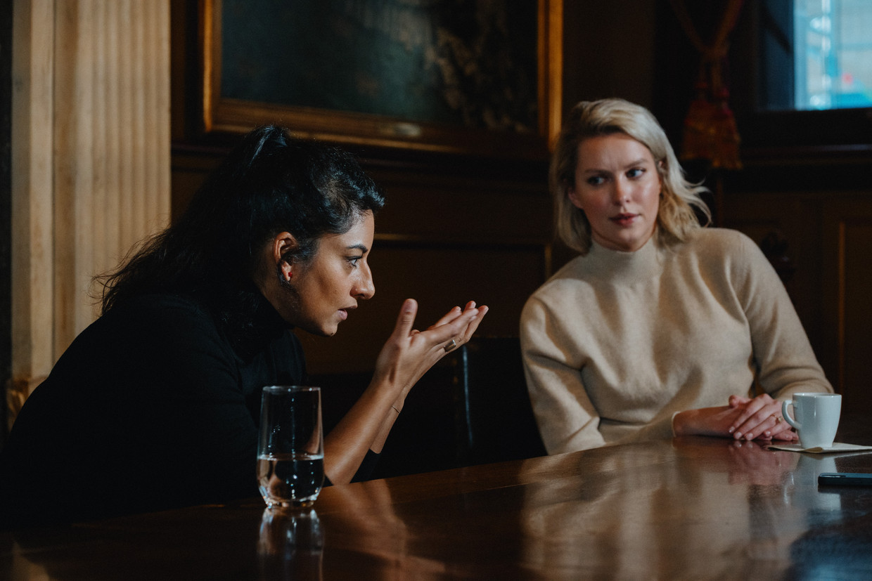 Jinnih Beels (Vooruit) en Els van Doesburg (N-VA) op het Schoon Verdiep in Antwerpen. ‘We zijn allebei wat rebels en delen dezelfde humor.’ Beeld Wouter Van Vooren