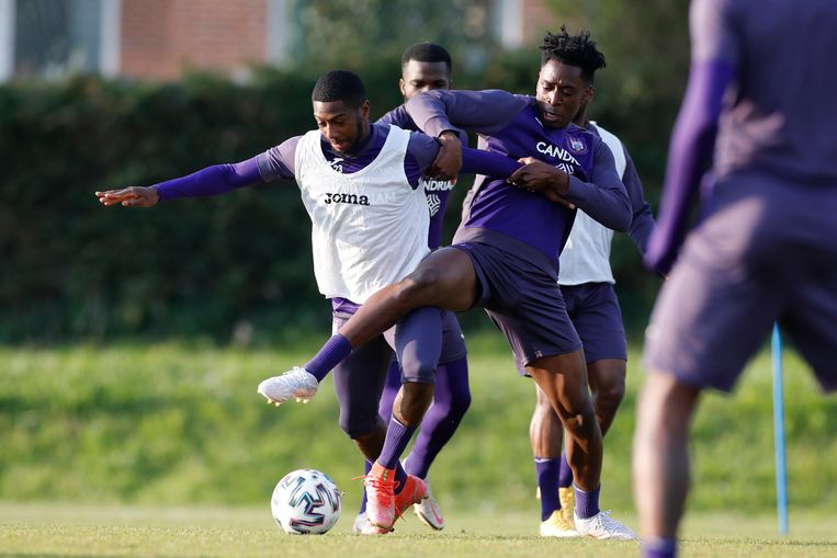 Albert Sambi Lokonga probeert de bal af te pakken van Abdoulay Diaby op training in Neerpede. Beeld Photo News