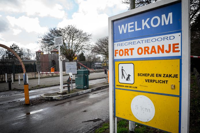RIJSBERGEN - Fort Oranje in Rijsbergen. De regering wil de camping zo snel mogelijk sluiten gezien de leefomstandigheden van de bewoners en vermeende criminele activiteiten.