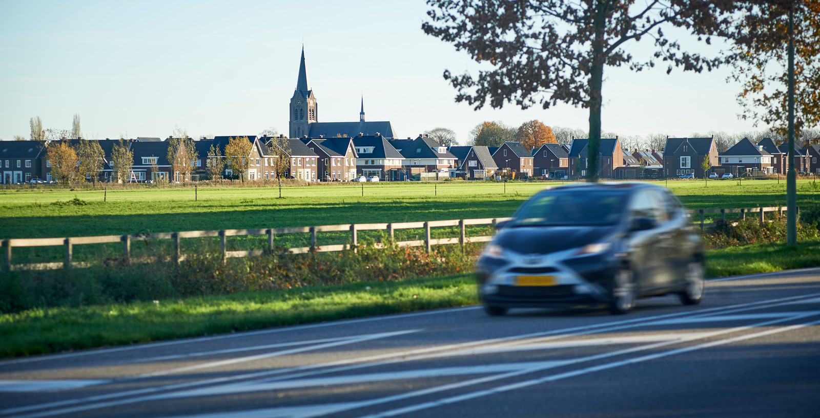 De wijk Repelakker in Zeeland gezien vanaf de Bergmaas.