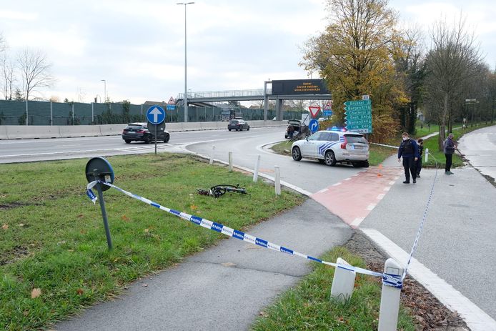 Ongeluk met fietser aan oprit A12 Meise.