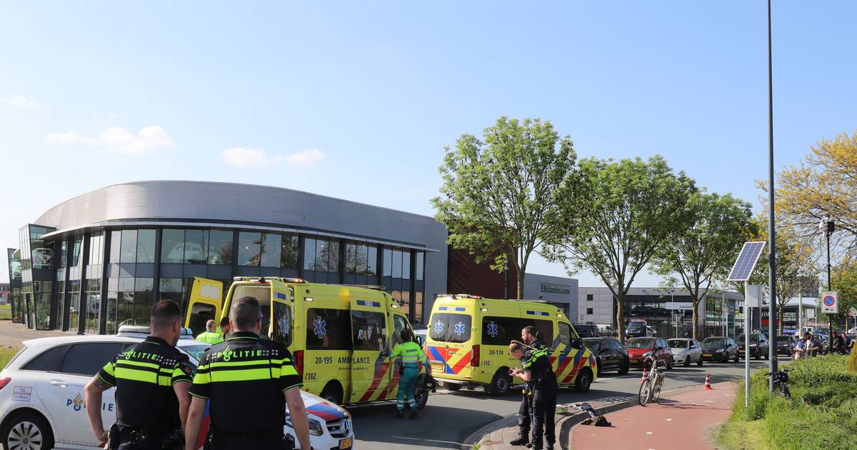 Fietsers botsen tegen elkaar in Waalwijk: één zwaargewonde, andere fietser verlaat ongeval.