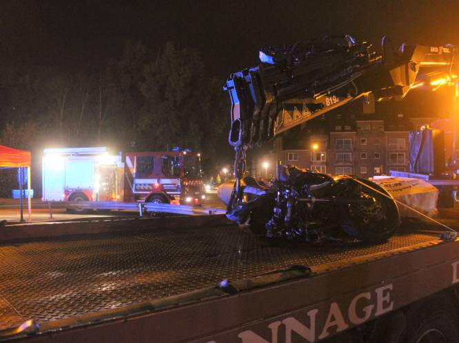 Motorrijder sterft na klap tegen rotonde in Hasselt