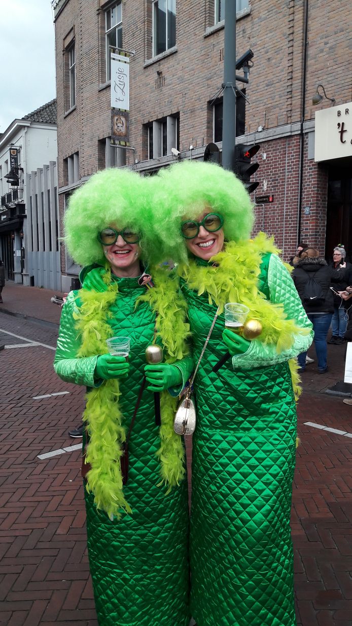 Bezoeksters van de sleuteloverdracht.