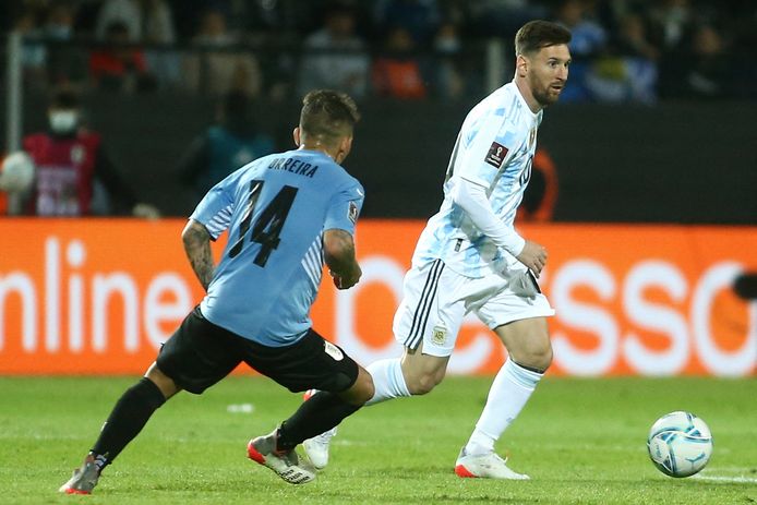 Messi in actie tegen Uruguay.