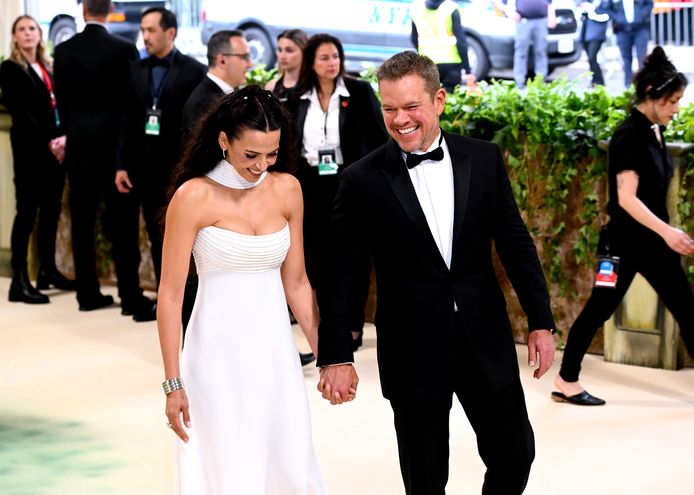 Matt Damon loopt hand in hand met partner Luciana Barroso.