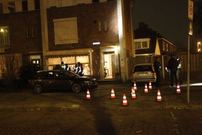 Een doorsnee woning aan de Eindhovense Rondweg werd november 2010 beschoten met mitrailleurs. Tot veler verbazing woonde er Peer S. de nu voor de zoveelste keer opgepakte drugsbaas.