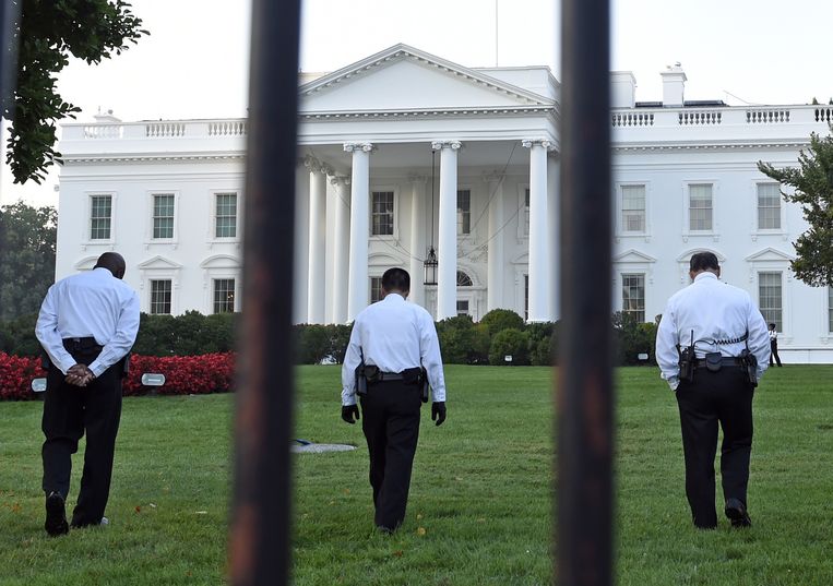 Beveiligers speuren het terrein rond het Witte Huis af Beeld ap