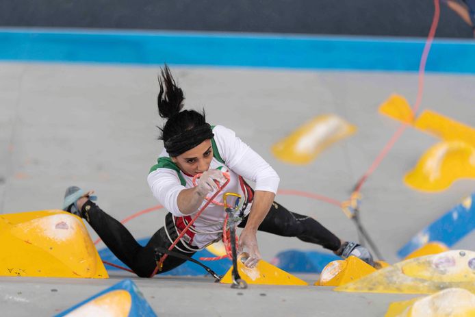 De Iraanse sportklimster in actie zonder hoofddoek op de kampioenschappen.