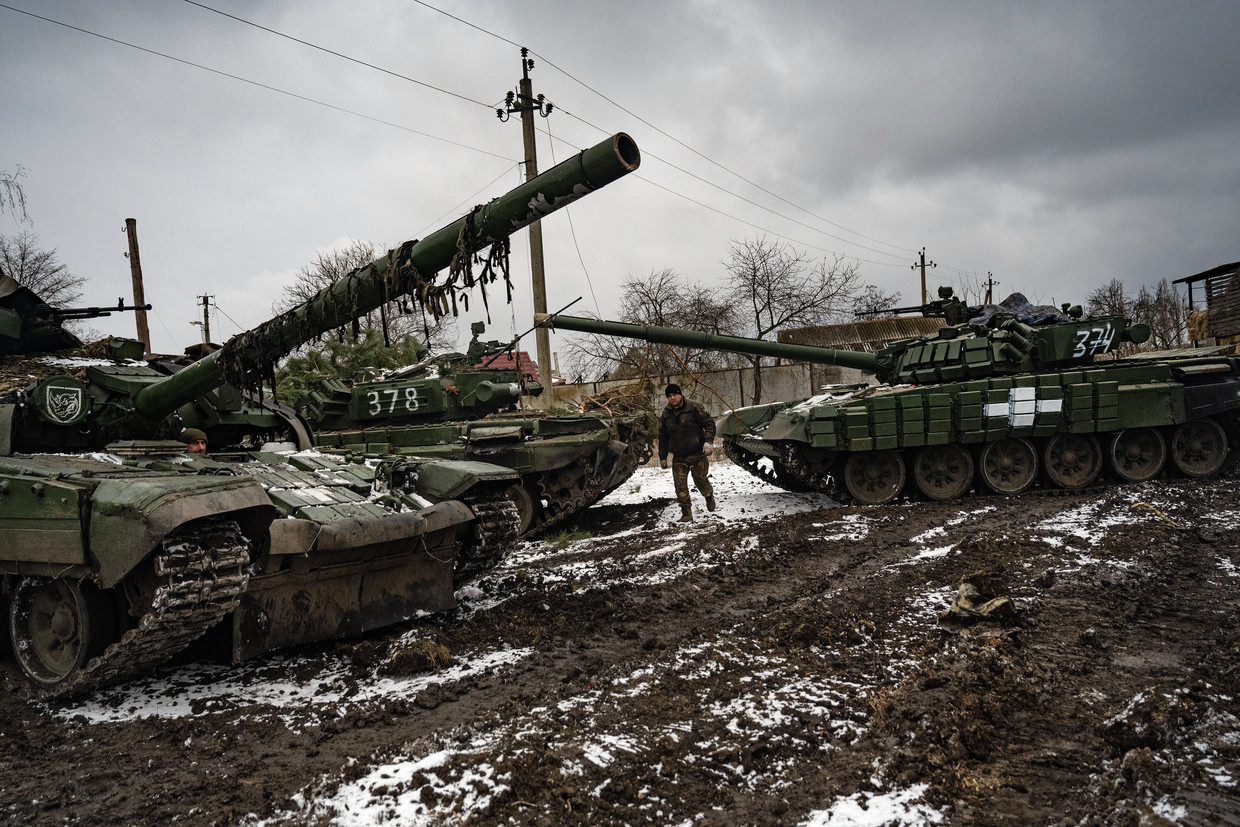 Tanks in een dorp nabij het front in Oost-Oekraïne. Beeld NYT