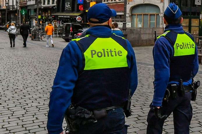 De politie van Antwerpen heeft vandaag boetes uitgeschreven omdat mensen zich niet aan de regels houden.