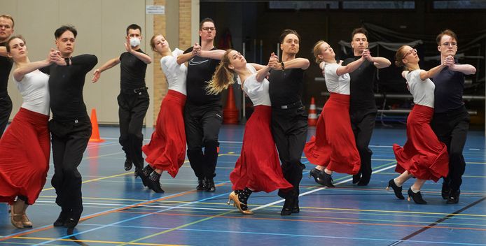 Dansgroep ‘Sway of Life’ is met 8 paren van het A-team aan het trainen in Ravenstein. Op de foto doen ze de tango.