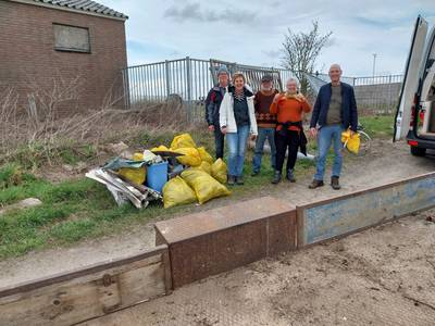 Plasticberg, matras, blikjes en vrachtwagenwiel als ‘buit’ van schoonmaakactie op Hanzeland