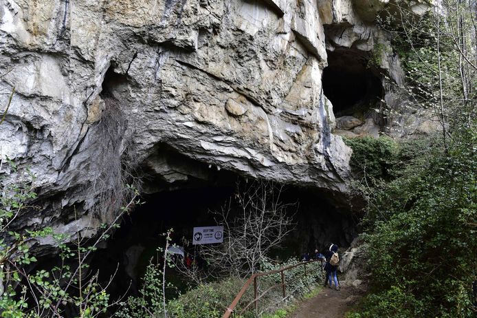 Ingang van de beroemde grot van Lombrives, in de Pyreneeën. Vijftien Fransen wonen 40 dagen lang voor een wetenschappelijk experiment in de grot.