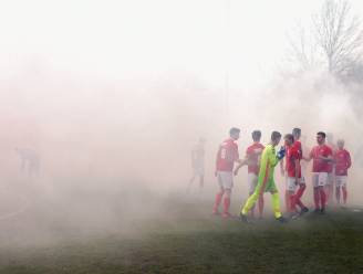 Vuurwerk, fakkels en spandoeken: dit was het intense amateurvoetbalweekend 
