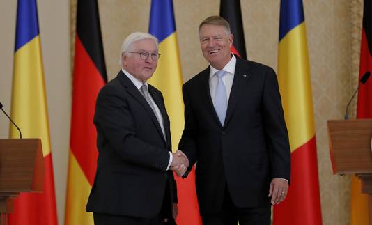 De Duitse president Frank-Walter Steinmeier (links) met zijn Roemeense collega Klaus Iohannis.