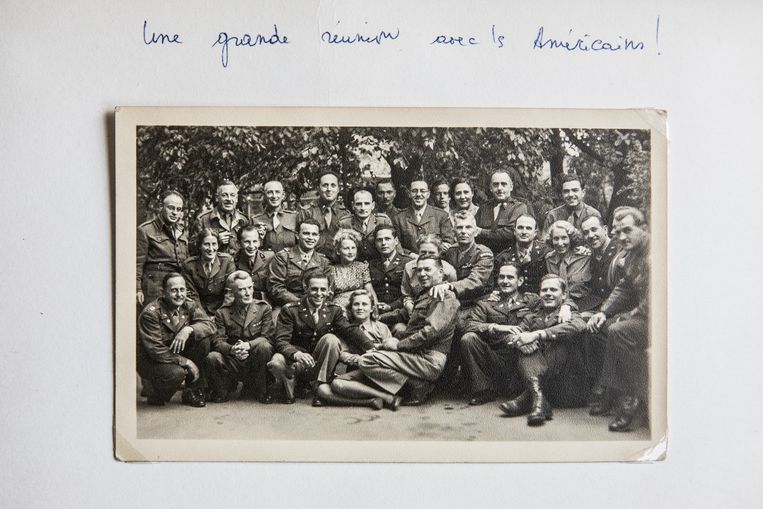 1945, de oorlog is voorbij. Amerikaanse soldaten verdringen elkaar om met Mademoiselle Andrée – zo wordt ze in die jaren genoemd – op de foto te mogen. Beeld Aurélie Geurts