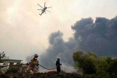 Bosbrand nabij Griekse hoofdstad Athene, meerdere inwoners geëvacueerd