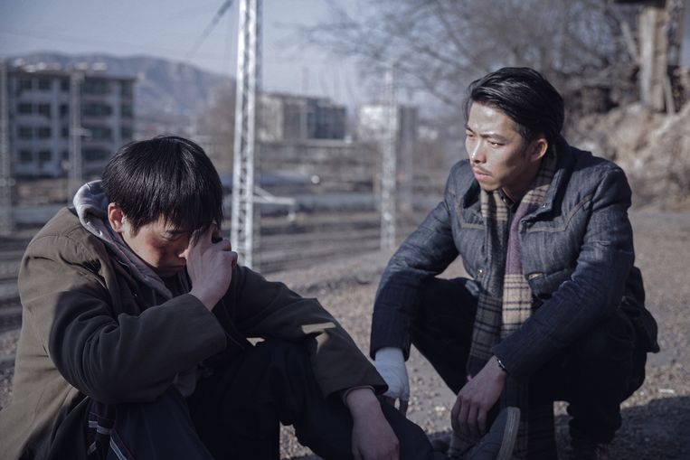 Peng Yuchang als Wei Bu en Zhang Yu als Yu Cheng in An Elephant Sitting Still. Beeld -