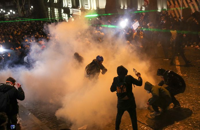 De politie zette net zoals gisteren het waterkanon en traangas in tegen de demonstranten.