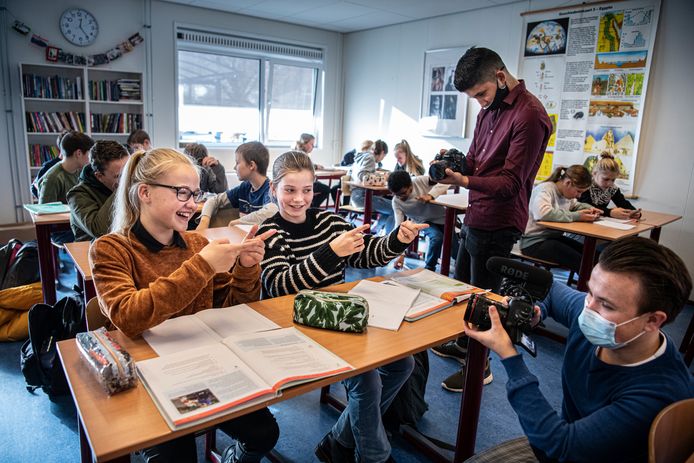 Middelbare scholen maken filmpjes om zo groep achtleerlingen kennis te laten maken met de school, nu open dagen weer vooral online zijn.