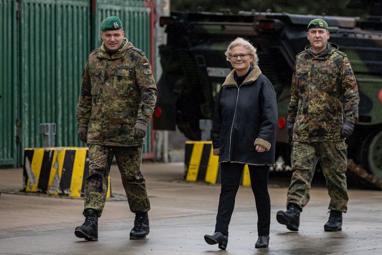 Minister van Defensie Christine Lambrecht op bezoek bij een Duitse infanteriebataljon. Beeld ANP / EPA