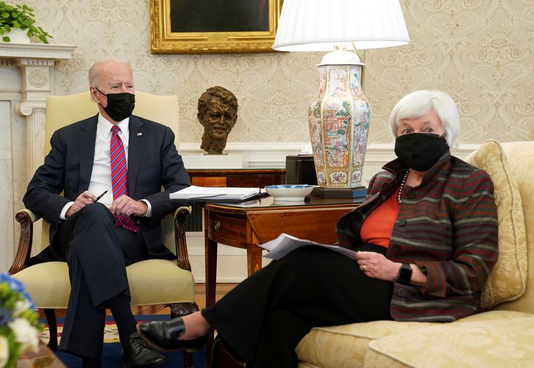 De Amerikaanse president Biden ontvangt minister van Financiën Janet Yellen. Beeld REUTERS