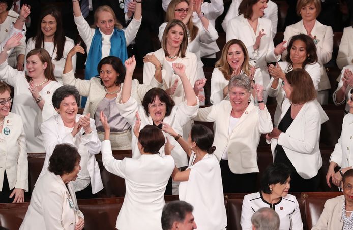 Democratische vrouwelijke Congresleden juichen wanneer Trump erkent dat er nooit meer vrouwen dan nu in het Congres hebben gezeten. Ze zijn in het wit gekleed als eerbetoon aan de Amerikaanse suffragettes, die in het begin van de twintigste actie voerden voor vrouwenstemrecht, dat in 1919 werd ingevoerd.