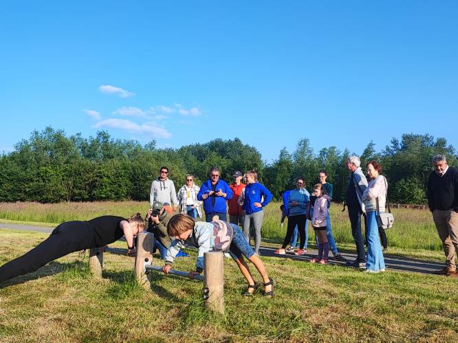 Sportievelingen maken kennis met outdoor fitness in Molenbeekse Plassen 