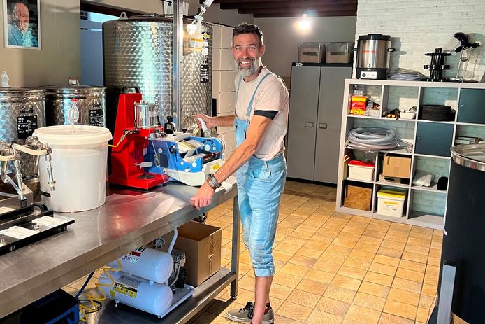 Frederik De Backer brouwt naast Die Volstruis langs de Oudenaardsesteenweg in Bambrugge zijn eigen 'Beerbird'-bieren.