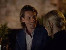 Tony Junior laat op eerste dag The Bachelor oog vallen op blonde Roos: ‘Er gebeurde iets’