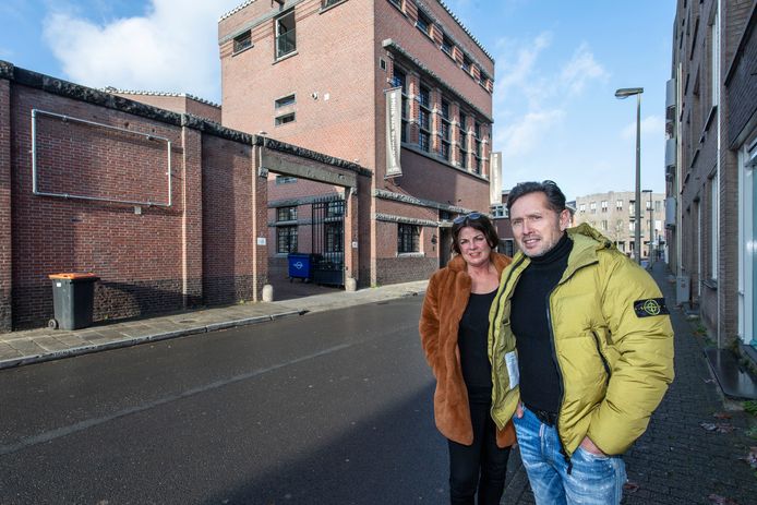 Hoteleigenaren Jørgen en Liesbeth van der Pot hebben de schrik nog in de benen. „Kamers in het achterste deel zijn helemaal zwart. Onder het roet. Er is niks meer van over.”