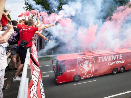 Jongetje raakt gewond bij uitzwaaien spelersbus FC Twente op viaduct bij Borne: ‘Mien kind steet in brand!’