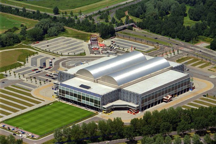 Luchtfoto van GelreDome met parkeerplaatsen.