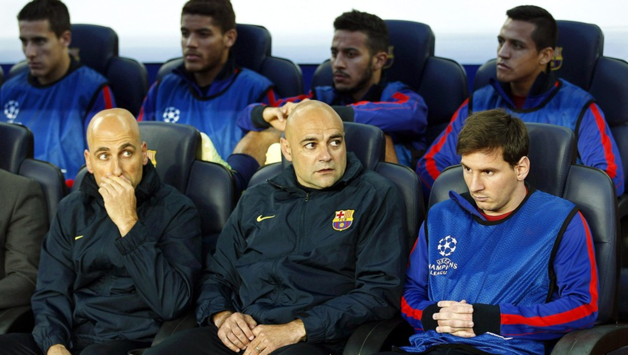 Lionel Messi woensdagavond zichtbaar balend op de reservebank. Beeld epa
