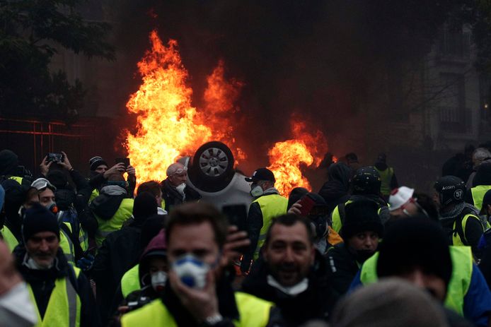 Een auto brandt uit tijdens eerdere protesten van de gele hesjes in Parijs, vorige week zaterdag.