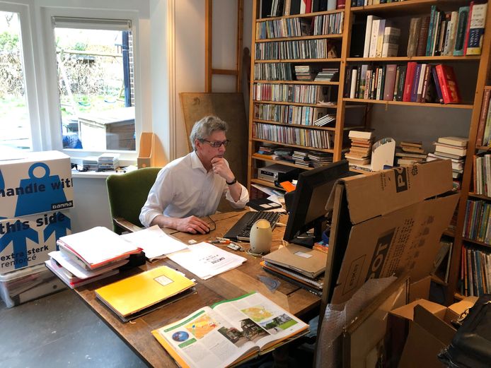 Burgemeester Lucas Bolsius van Amersfoort in de werkkamer van zijn nieuwe huis