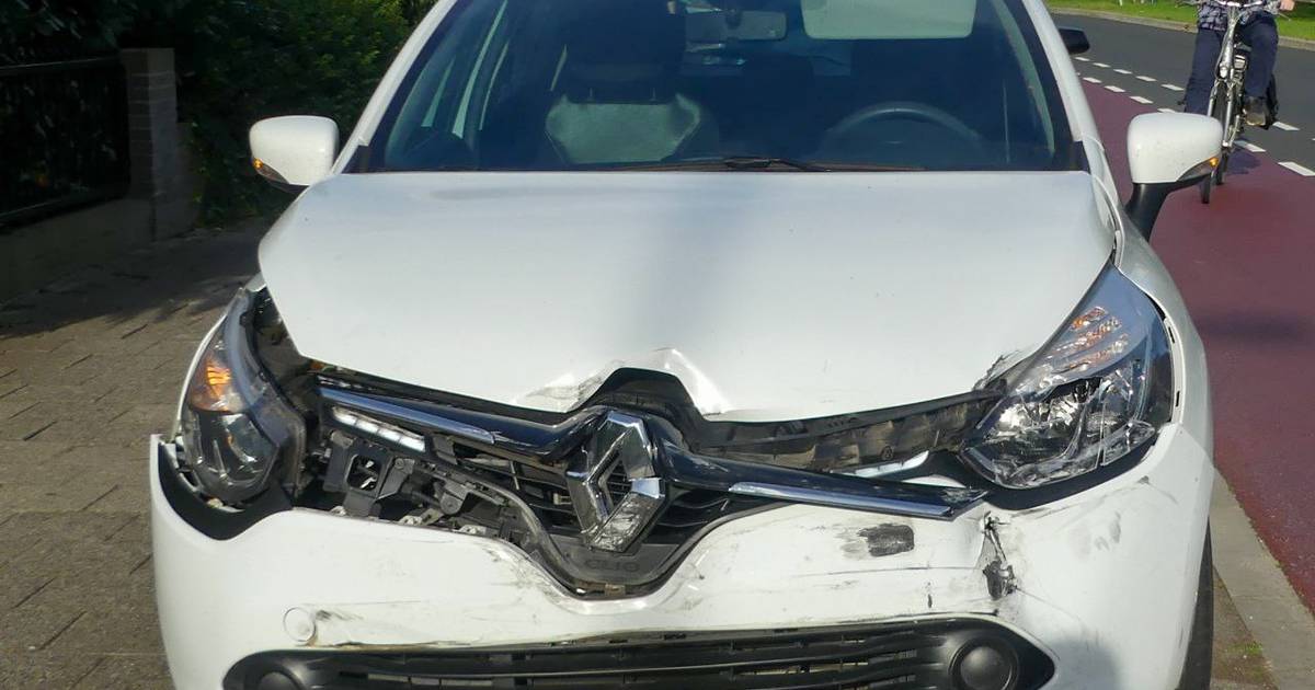 Veel schade maar geen gewonden na harde botsing tussen twee autos op singel in Enschede.