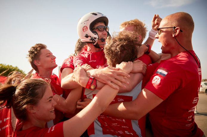 Vreugde bij Solar Team Twente na het winnen van de Solar Challenge Morocco 2021.