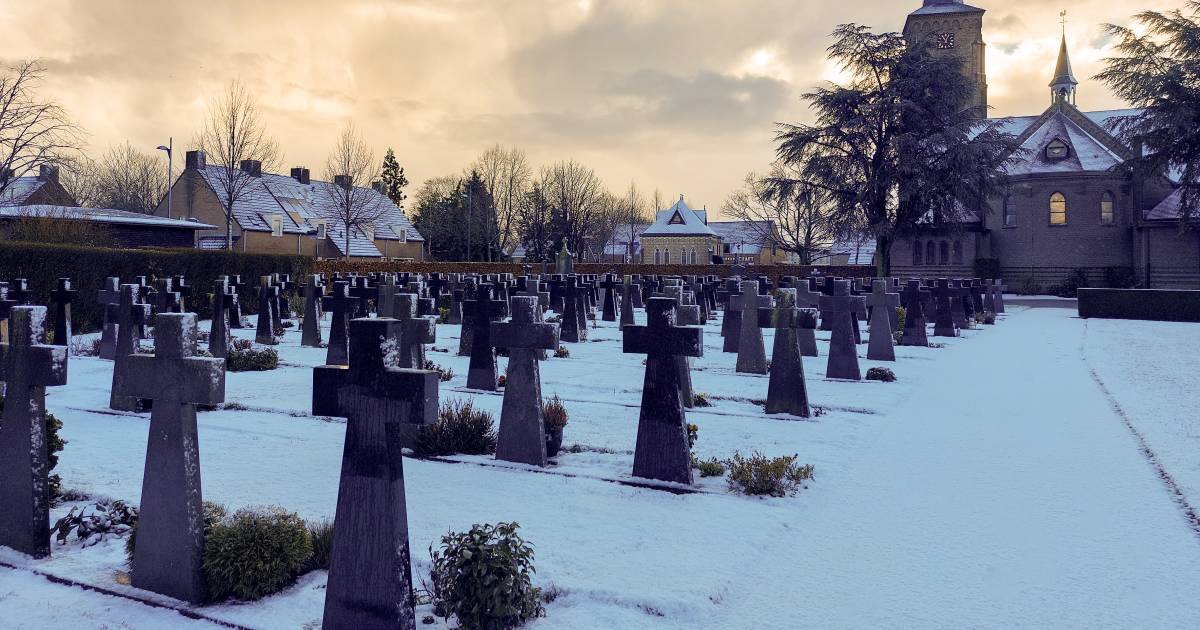 Beheerder over verzakte graven in Wintelre: ‘Zo erg heb ik het nog niet meegemaakt’